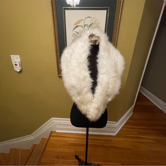 Faux fur stole - Picture 6 of 7
